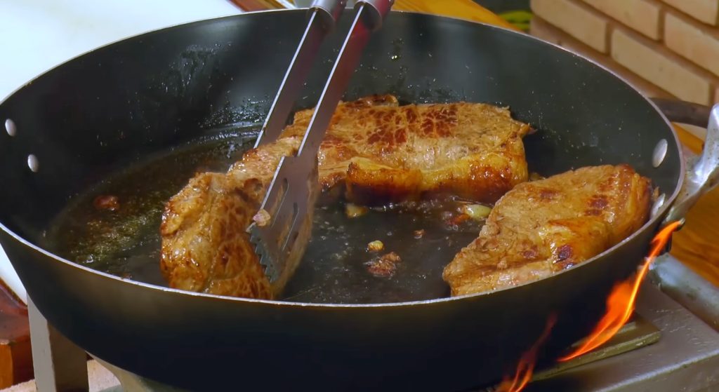 Não amontoe a carne na frigideira