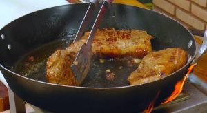 Não amontoe a carne na frigideira