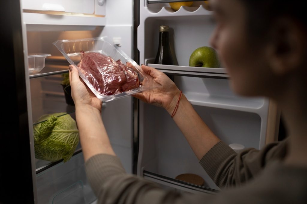A carne nunca deve ser guardada na parte superior da geladeira, pois isso aumenta o risco de contaminação dos demais alimentos
