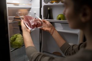 A carne nunca deve ser guardada na parte superior da geladeira, pois isso aumenta o risco de contaminação dos demais alimentos