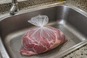 Nunca descongele carne na pia