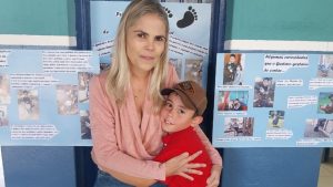 Aos 8 anos, brasileiro ganhou a primeira galinha aos 2, montou criação com 80 aves e hoje vende ovos até para a diretora da escola