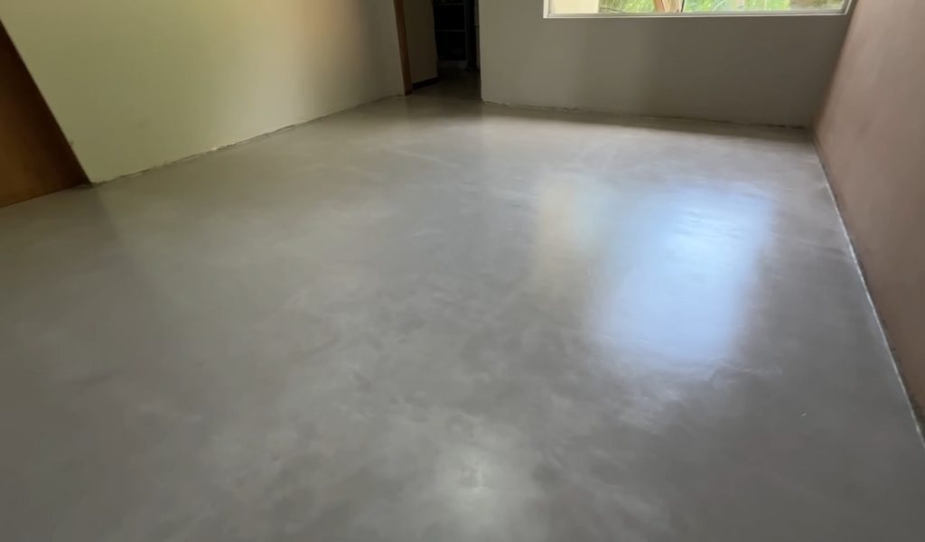 O microcimento virou tendência para a cozinha em 2026 e conquista espaço ao substituir o porcelanato e os pisos de madeira