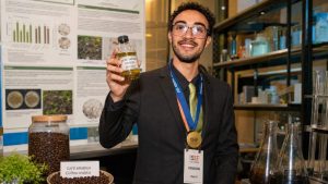 Aos 18 anos, estudante baiano transforma erva-doce de cozinha em fungicida natural que elimina até 83% dos fungos do café e vence prêmio em feira mundial