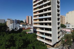 Prédio abandonado que será transformado em moradia para famílias de baixa renda contará com biblioteca, brinquedoteca e salão de festas em Goiânia