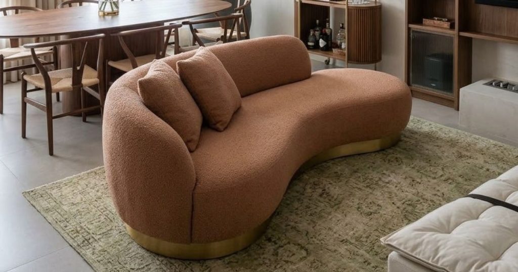 Os sofás curvos viraram tendência nas casas dos ricos e substituem os modelos quadrados por um visual mais elegante e acolhedor