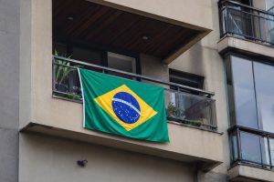 Morador leva multa por bandeira do Brasil na varanda. (Foto: Portal 6)