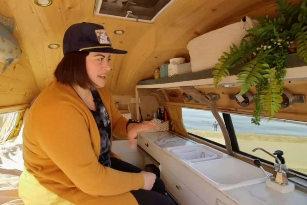 Cansado de pagar aluguel, artista transformou a carroceria de um caminhão em casa completa e hoje roda o mundo atrás dos melhores mergulhos