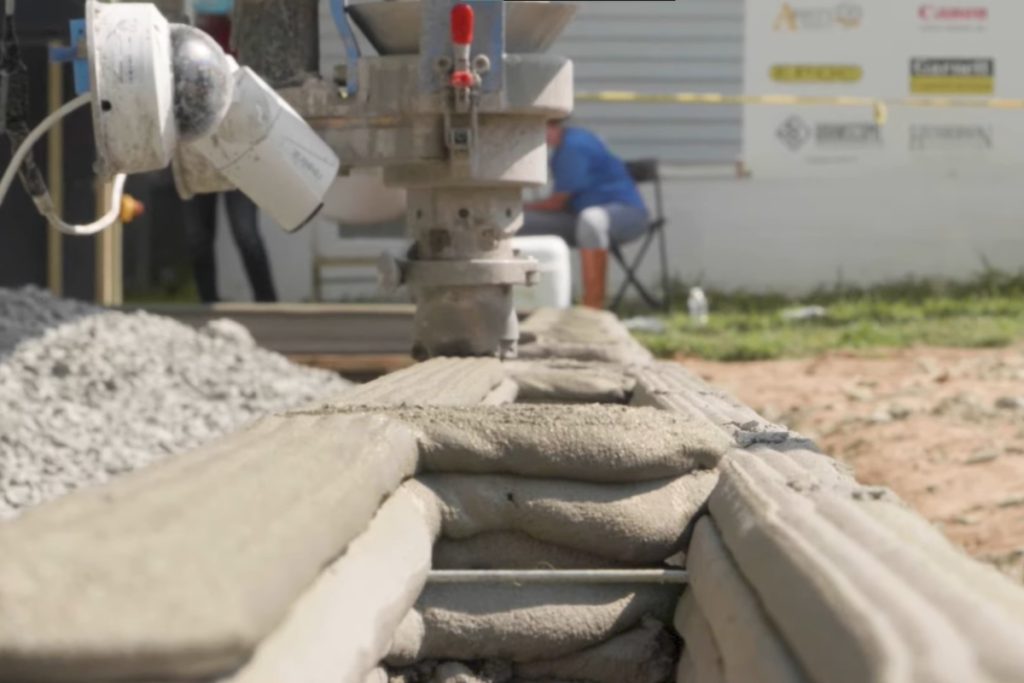 Ela trabalhava em 3 empregos para sustentar o filho sozinha e ganhou uma casa de 111 m² construída em apenas 12 horas com tecnologia revolucionária