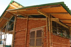 Dois irmãos constroem à mão casa de bambu e terra simples e leve no interior do Brasil e revelam o segredo da bioconstrução