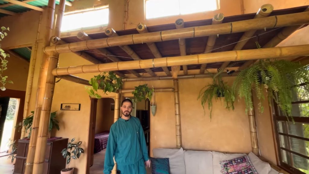 Dois irmãos constroem à mão casa de bambu e terra simples e leve no interior do Brasil e revelam o segredo da bioconstrução