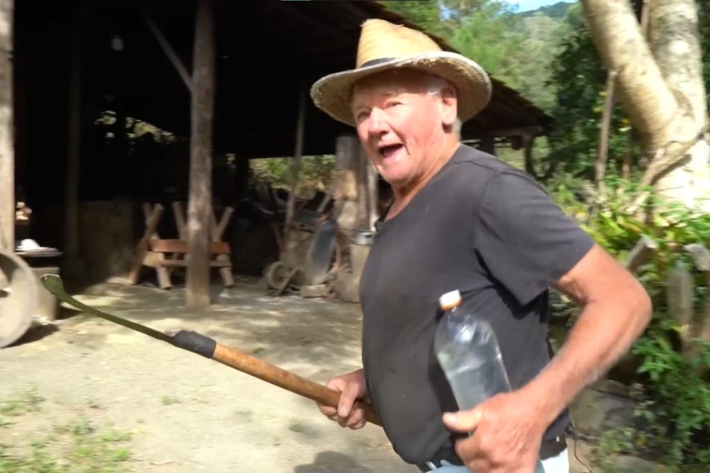 Aos 81 anos, agricultor brasileiro mantém na propriedade um engenho de cana e dezenas de ferramentas feitas à mão que contam a história de uma vida dedicada à roça e às tradições do Brasil