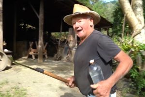 Aos 81 anos, agricultor brasileiro mantém na propriedade um engenho de cana e dezenas de ferramentas feitas à mão que contam a história de uma vida dedicada à roça e às tradições do Brasil
