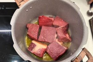 Para a carne de panela ficar macia