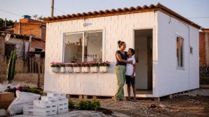 Mãe de 9 filhos e avó de 12 netos recebe casa de 27 m² do governo feita de plástico reciclado e erguida em 15 horas com blocos que encaixam como Lego