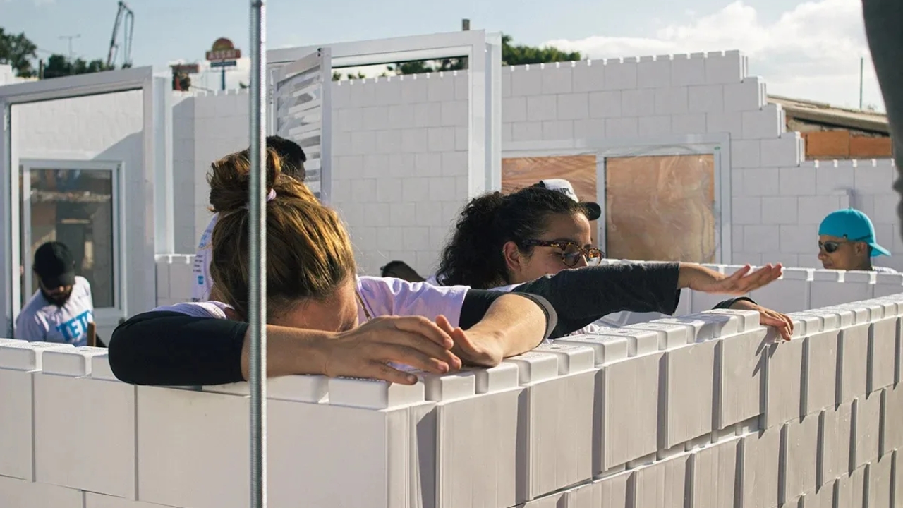 Mãe de 9 filhos e avó de 12 netos recebe casa de 27 m² do governo feita de plástico reciclado e erguida em 15 horas com blocos que encaixam como Lego