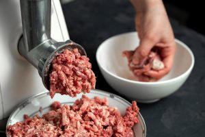 Quando peço carne moída, mando misturar acém com um pedaço de costela