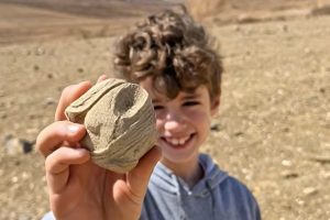 Menino de 8 anos encontra fragmento de estatueta de 1.700 anos que pode ser do deus Júpiter durante excursão escolar