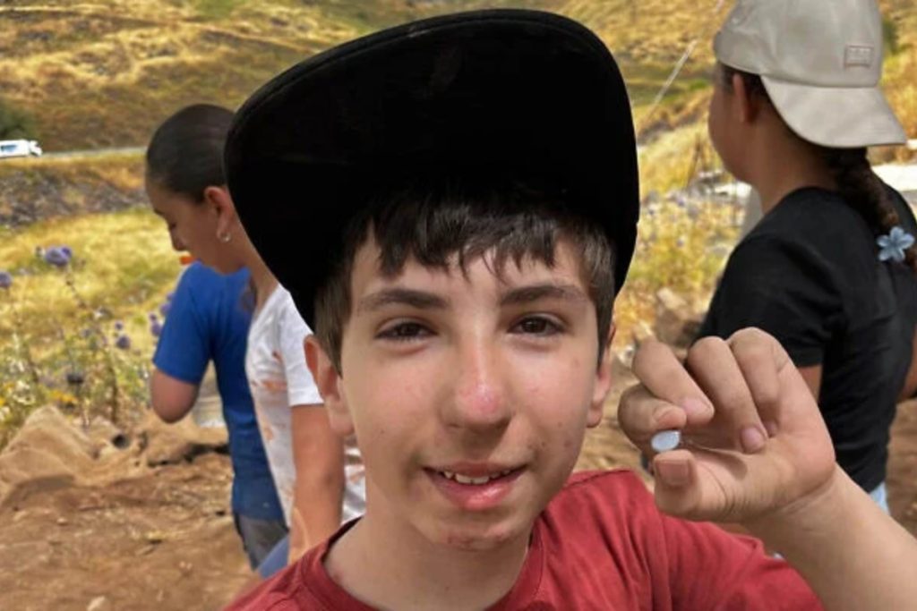 Aos 12 anos, menino encontra pedra preciosa raríssima de 1.500 anos em vila ligada à história de Jesus
