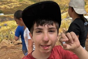 Aos 12 anos, menino encontra pedra preciosa raríssima de 1.500 anos em vila ligada à história de Jesus