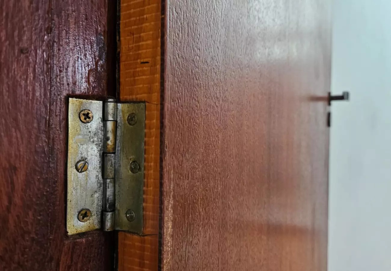 dobradiça da porta rangendo