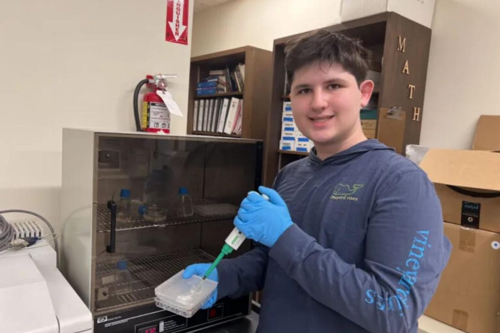 Aos 17 anos, estudante cria bactérias que formam uma película sobre o gelo para frear o degelo do Ártico e ganha bolsa de R$ 250 mil