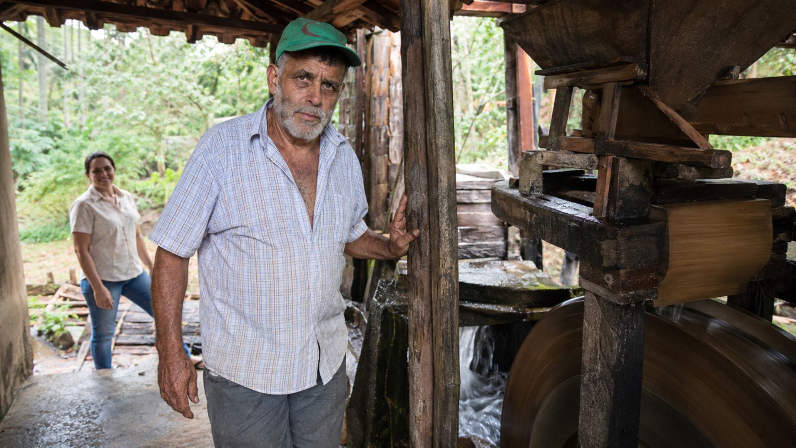 No interior do Brasil, José Sirval ainda mantém um moinho movido a água que mói 125 quilos de milho por dia e ainda usa o monjolo centenário do bisavô