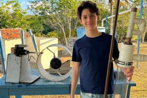 Aos 14 anos, brasileiro cria bomba d’água que funciona sem eletricidade nem combustível usando garrafas PET e canos de PVC