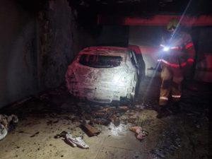 Carro fica destruído após pegar fogo dentro de garagem de casa em Anápolis