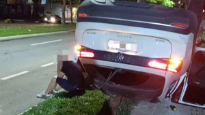 Carro conduzido pelo médico capotou durante a fuga e parou em frente ao batalhão do Giro. (Foto: Reprodução)