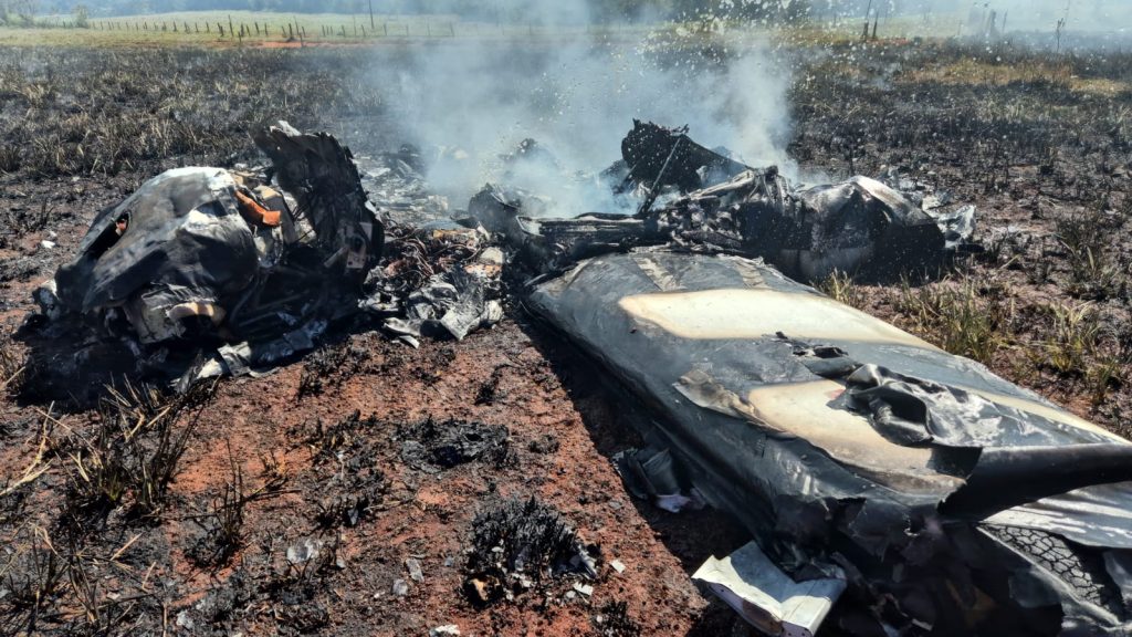 As imagens revelam o avião completamente destruído pelas chamas, enquanto o incêndio mobilizava equipes de resgate no local. (Foto: Portal 6)