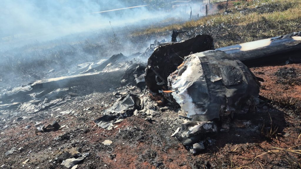 Imagens obtidas pelo Portal 6 mostram a aeronave completamente destruída pelas chamas após a queda em uma propriedade rural de Nerópolis. (Foto: Portal 6)