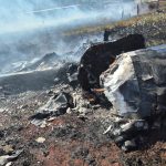 Imagens obtidas pelo Portal 6 mostram a aeronave completamente destruída pelas chamas após a queda em uma propriedade rural de Nerópolis. (Foto: Portal 6)