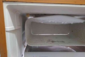 Papel-alumínio no freezer ajuda a soltar gelo sem raspar