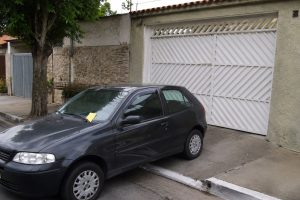 Estacionar em frente à própria garagem pode gerar multa. (Portal 6)