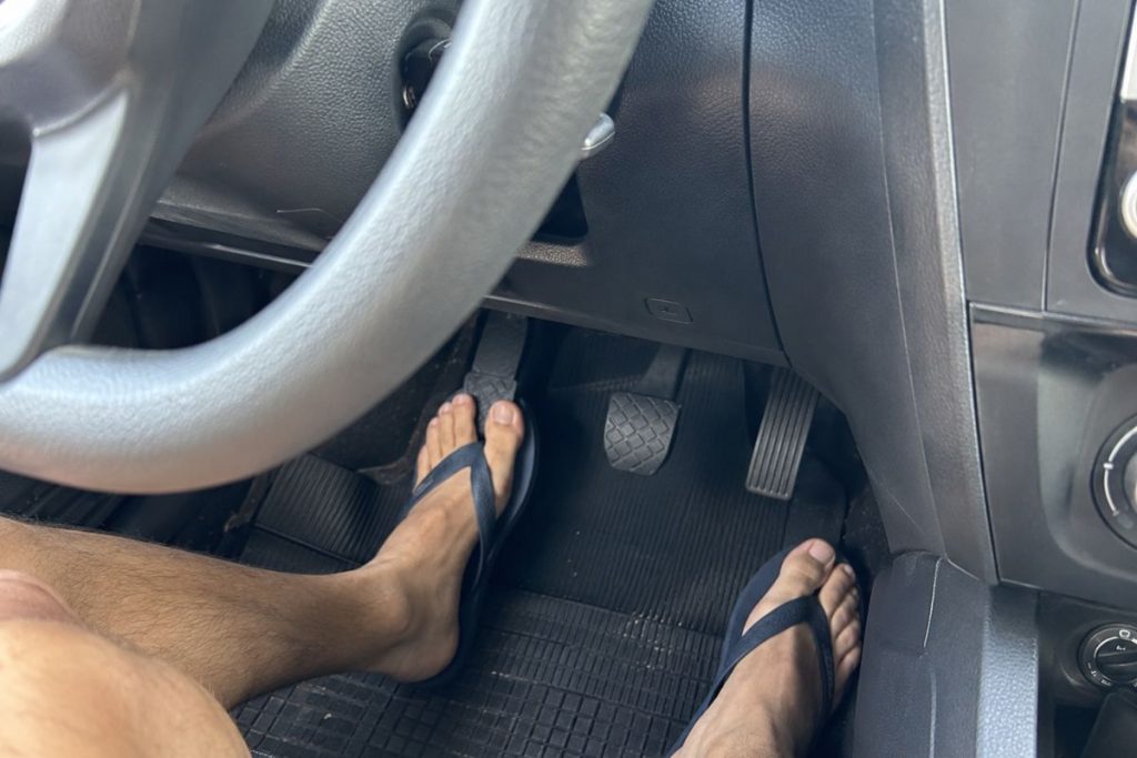Dirigir de chinelo pode dar multa? Entenda a regra. (Foto: Portal 6)