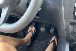 Dirigir de chinelo pode dar multa? Entenda a regra. (Foto: Portal 6)