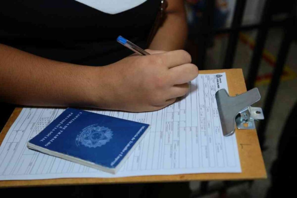 faltar depois do feriado pode ser descontado em dobro