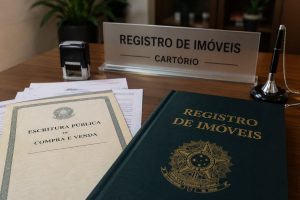 Entenda quando é possível regularizar imóvel sem escritura diretamente no cartório por adjudicação compulsória ou usucapião extrajudicial. (Foto: Portal 6)