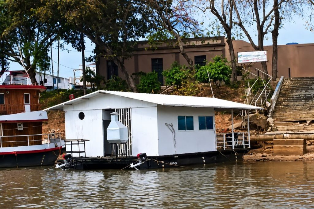 Casal constrói casa flutuante no rio Paraguai em 4 anos. (Foto: Reprodução)