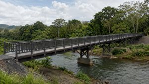 Ponte de plástico reciclado liga comunidades isoladas. (Foto: Reprodução)