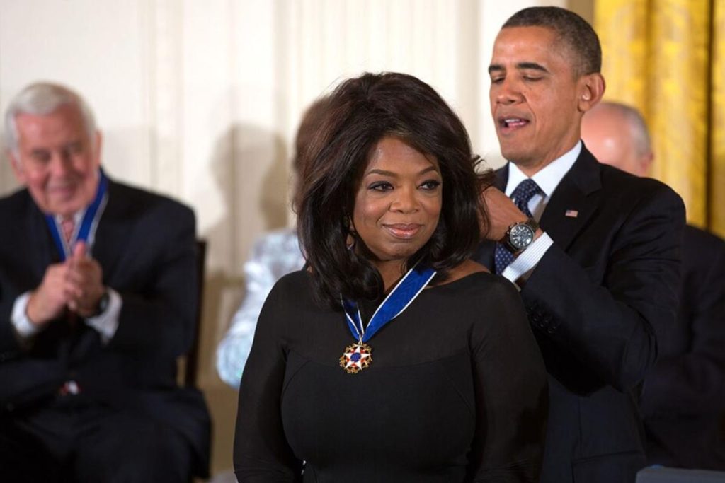Oprah Winfrey, apresentadora e empresária de 72 anos que inspira mulheres de todo o mundo: "Na vida, você se torna aquilo em que acredita"