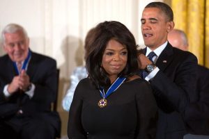 Oprah Winfrey, apresentadora e empresária de 72 anos que inspira mulheres de todo o mundo: "Na vida, você se torna aquilo em que acredita"