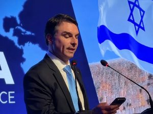 Na Argentina, Flávio Bolsonaro diz que Brasil tem inveja da onda de direita na América Latina