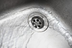 Especialistas mostram como desentupir um Ralo Entupido de forma segura, eficiente e sem recorrer a produtos agressivos