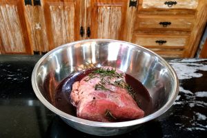 Adeus, carne dura: o truque de molho que amacia o corte