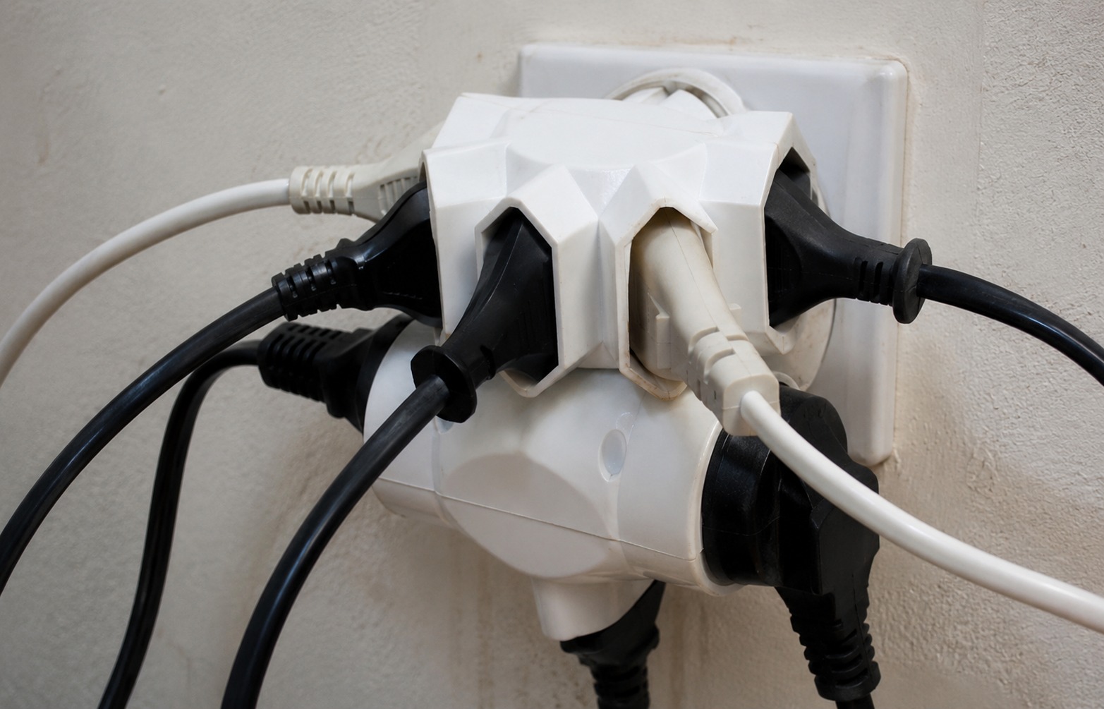 Roberto Lima, eletricista há 25 anos: “Aparelho desligado na tomada continua puxando energia; é o que muita gente nem percebe na conta”
