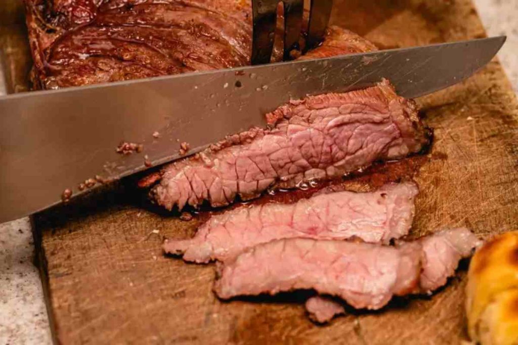 O que acontece com a carne quando você corta no sentido errado