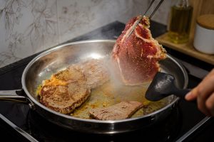 erro na frigideira que faz a carne soltar água