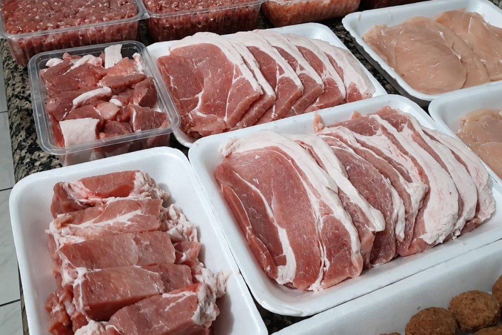 Tiro a carne da bandeja antes de congelar